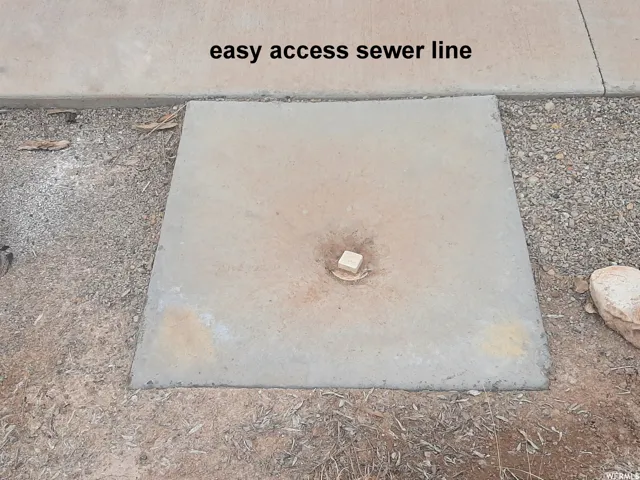 Easy screw on and off lid.