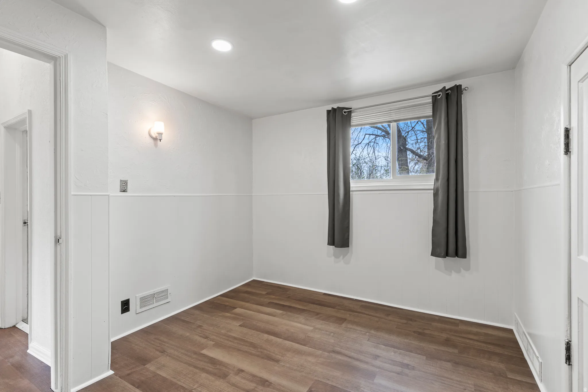 Empty room featuring vinyl flooring