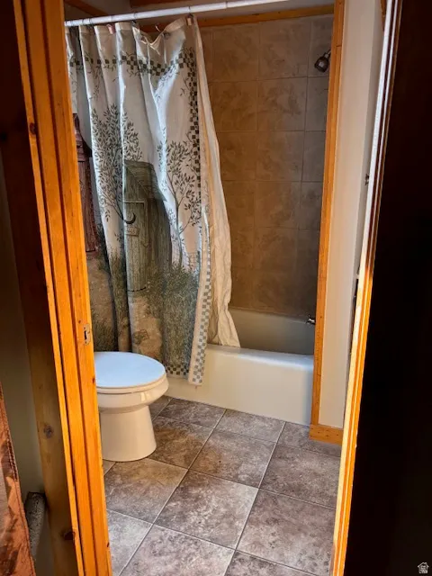 Full bathroom featuring shower / tub combo and toilet