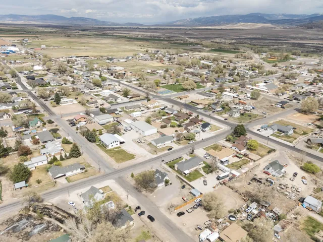 Aerial view of property's location featuring a mountainous background and nearby suburban area