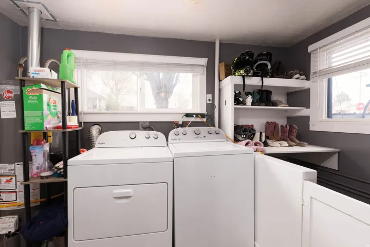 Laundry area featuring gas water heater and independent washer and dryer