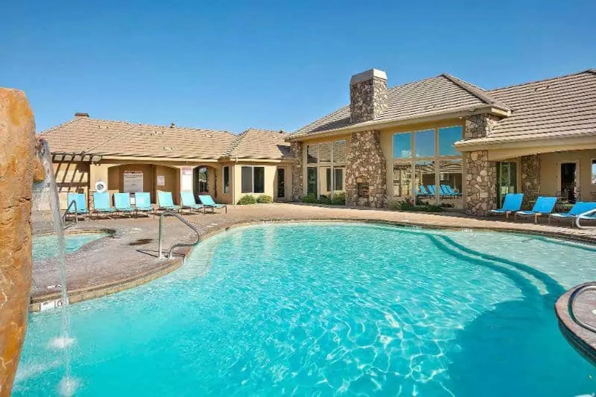 Community pool 2 with hot tub