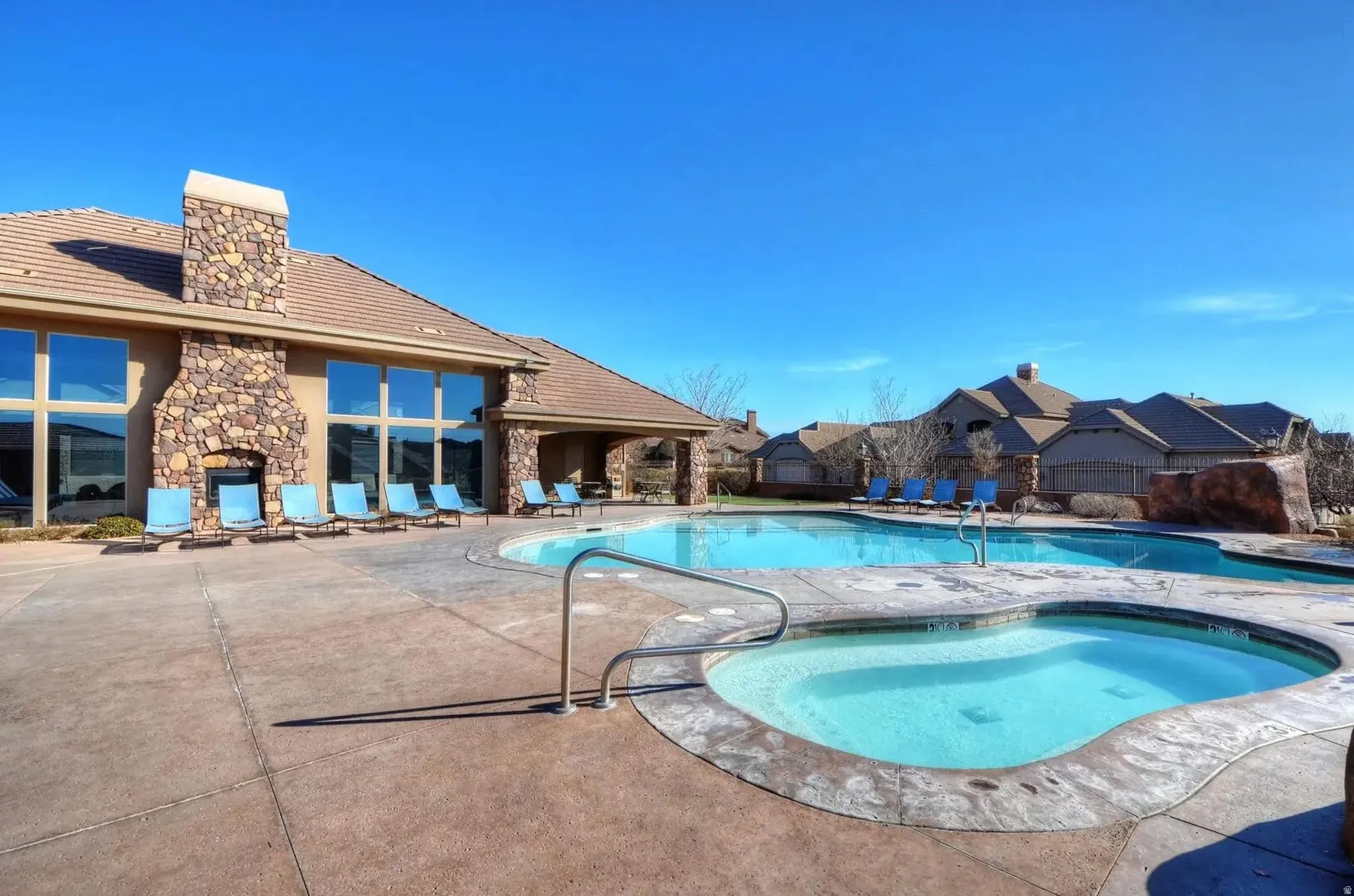 Community pool 2 with hot tub