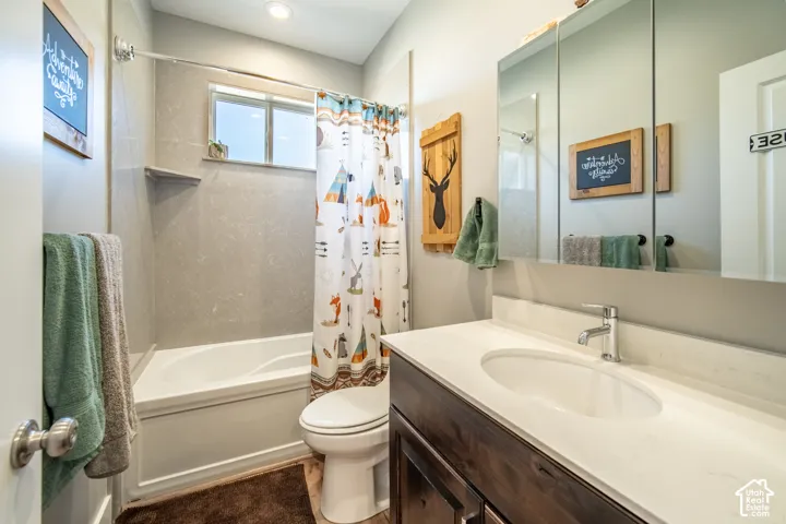 Bathroom with vanity and shower / bathtub combination with curtain