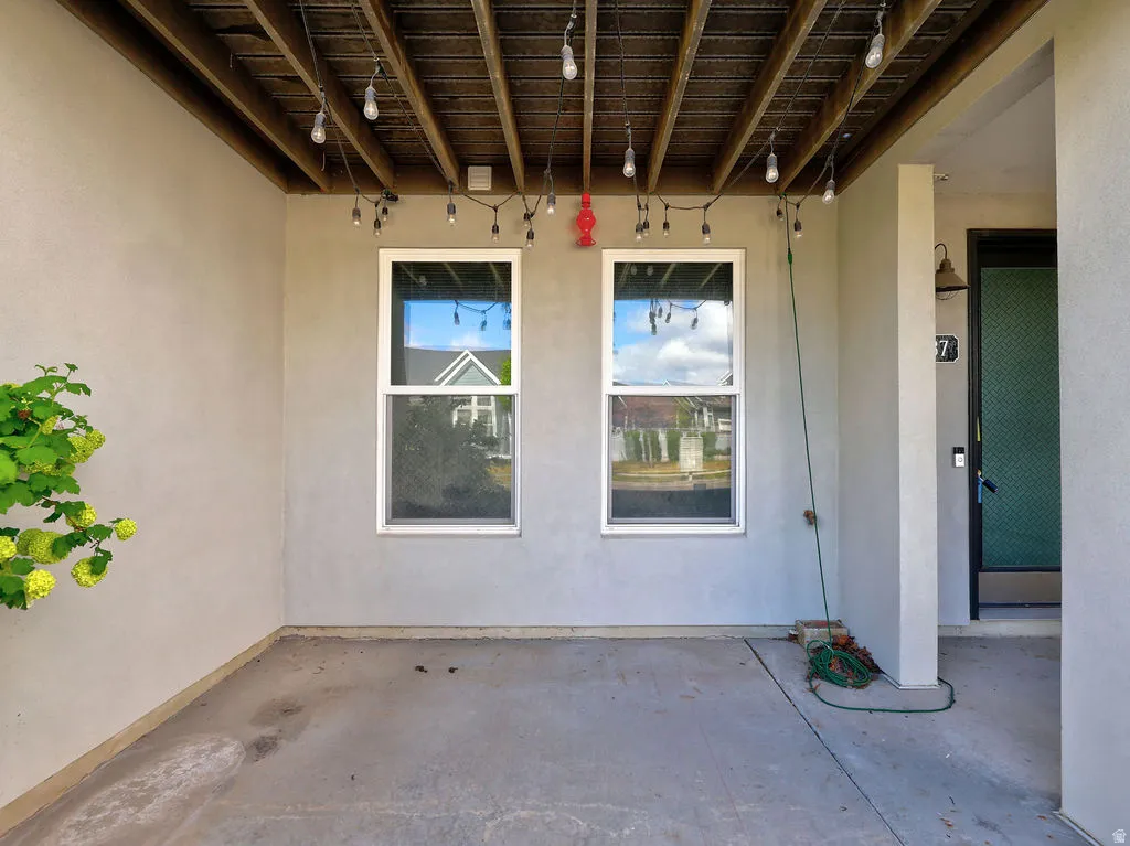 Doorway to property with a patio area and stucco siding
