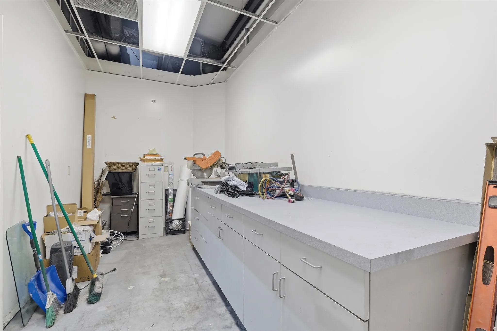 Miscellaneous room with concrete flooring