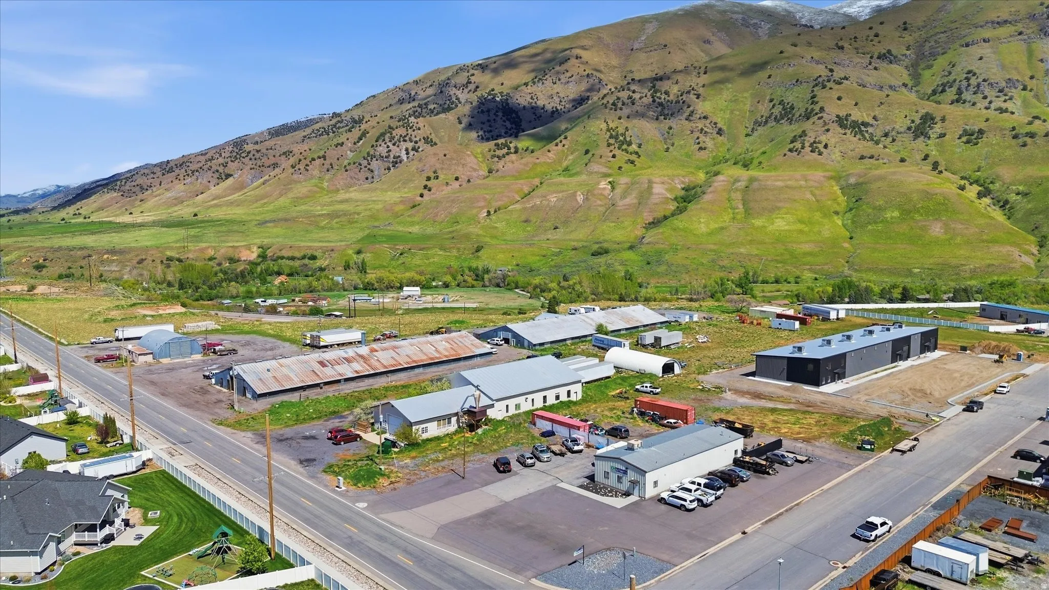 Aerial overview of property's location featuring a mountain backdrop