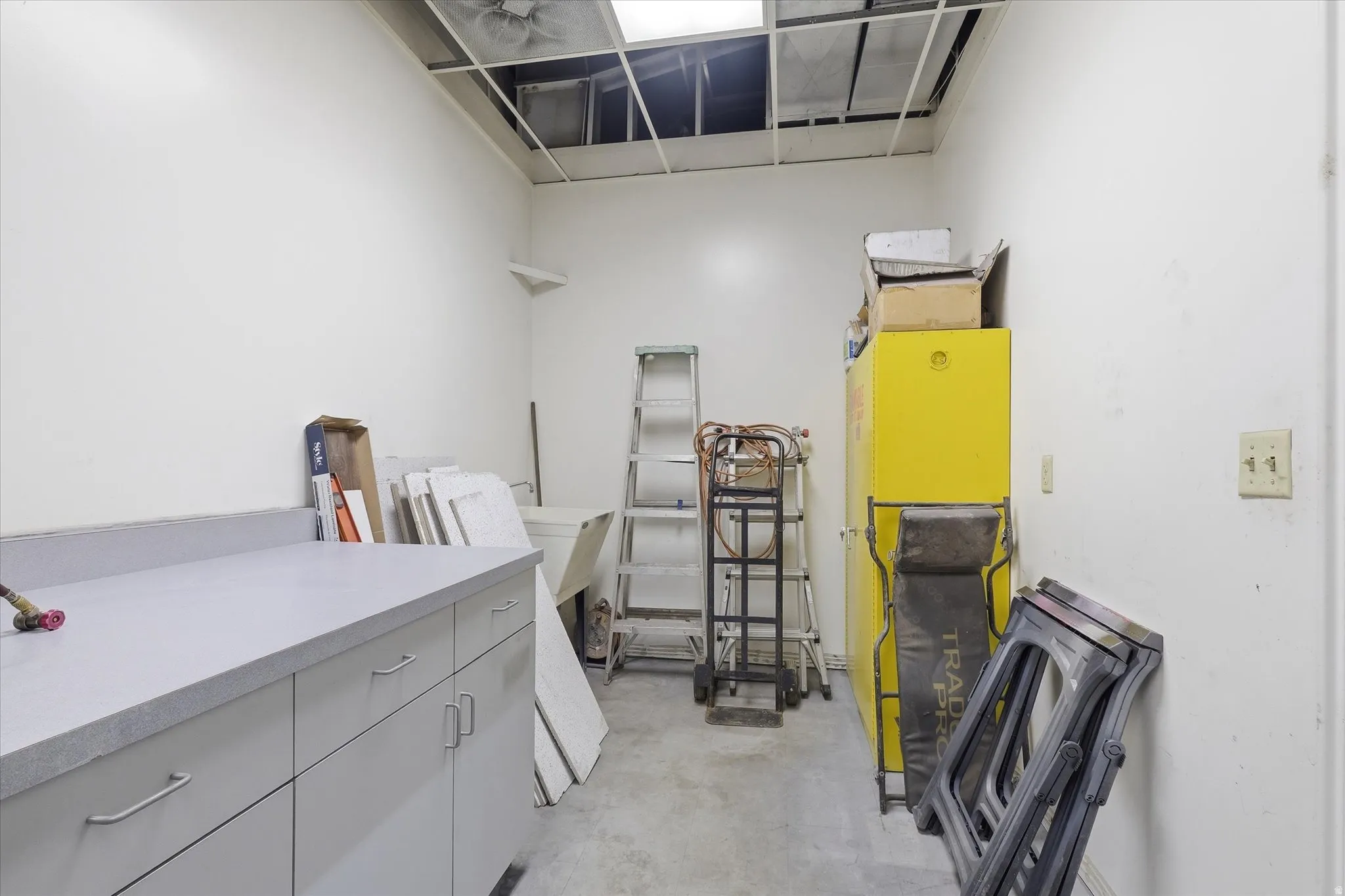 Misc room featuring concrete flooring