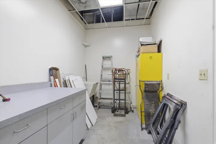 Misc room featuring concrete flooring
