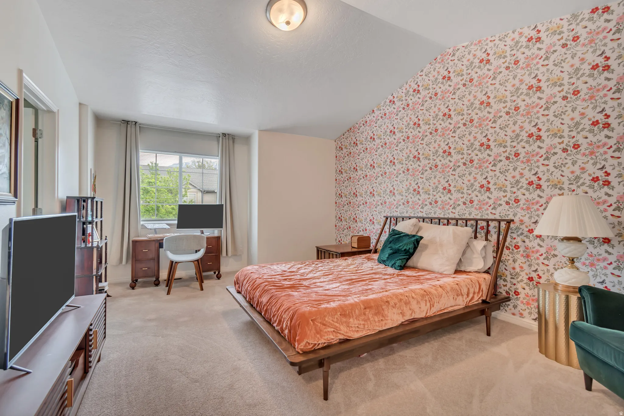 Large primary bedroom.