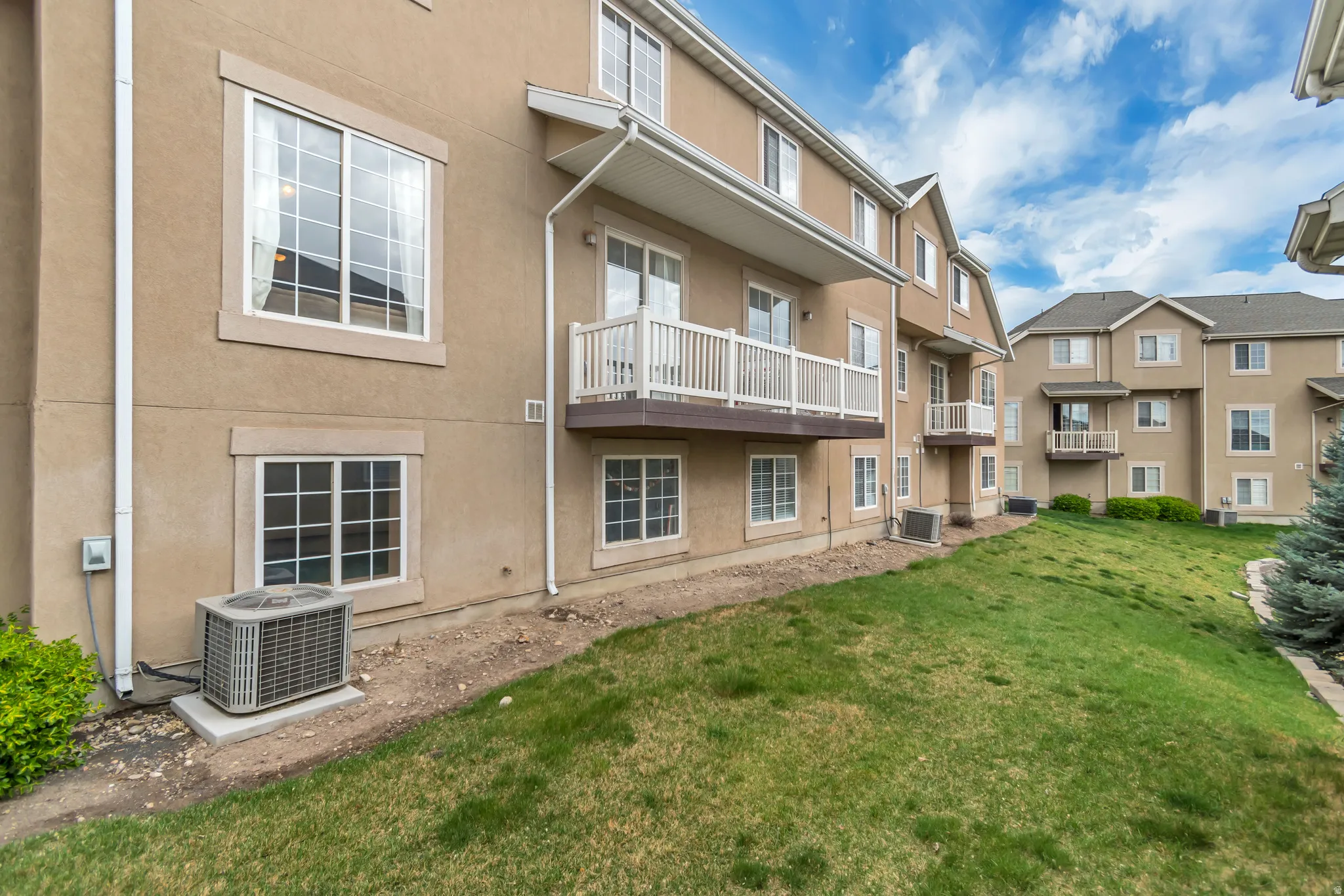 Rear of home with a nice deck.