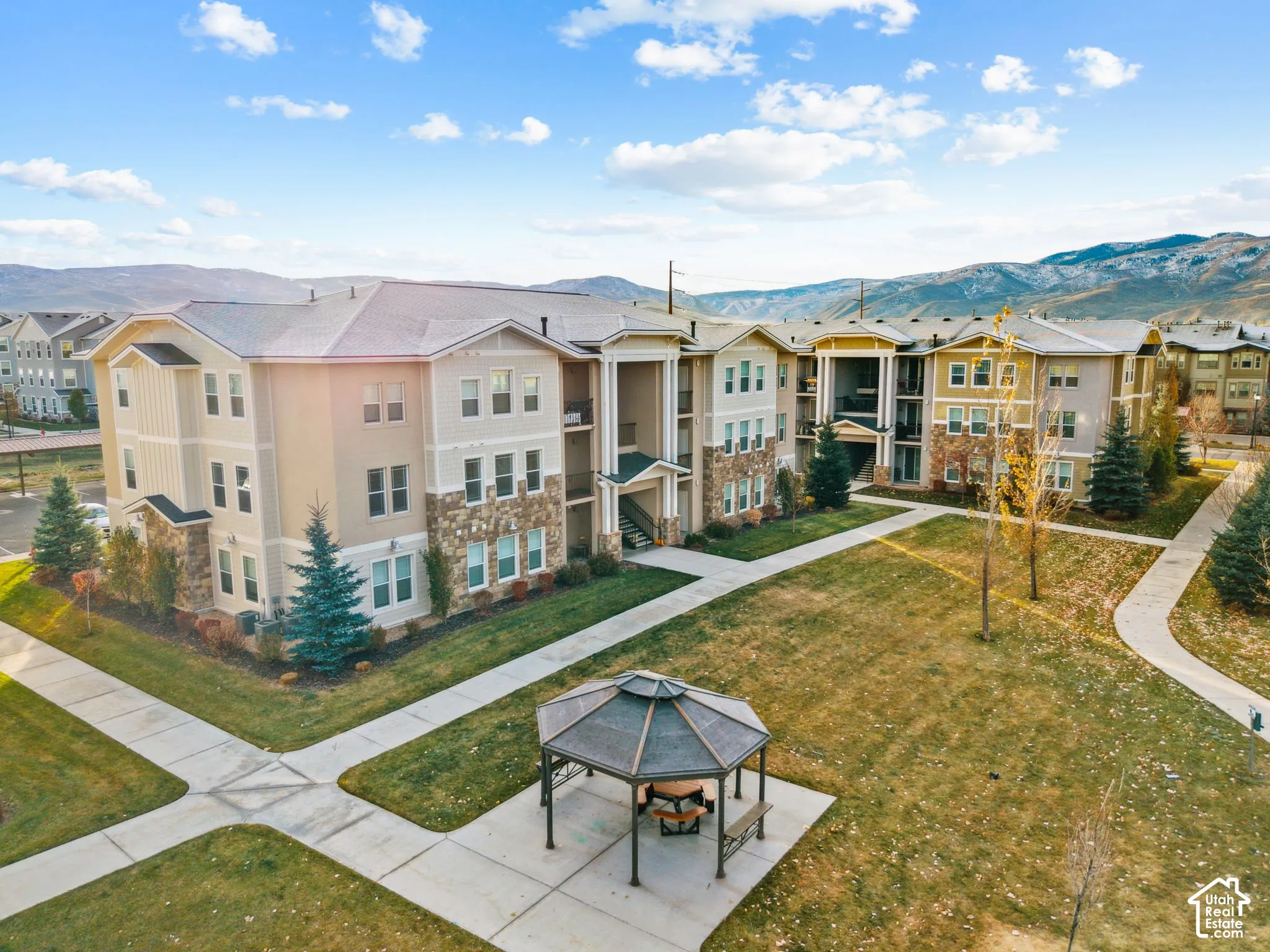 View of home's community featuring a mountain view and a residential view