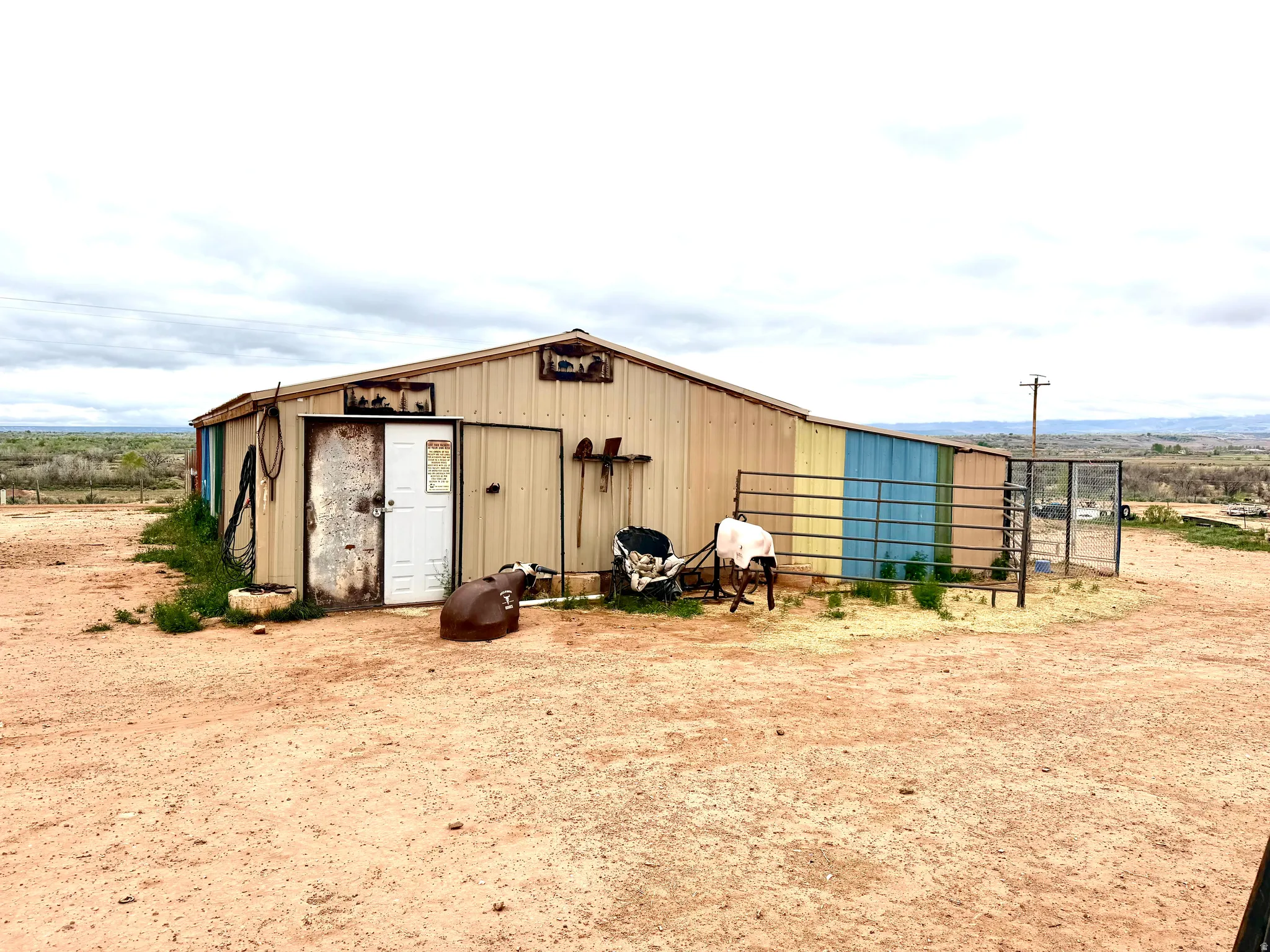 Saddle Shop & 8 Interior/Exterior Dog Kennels ~ 22' x 40'
