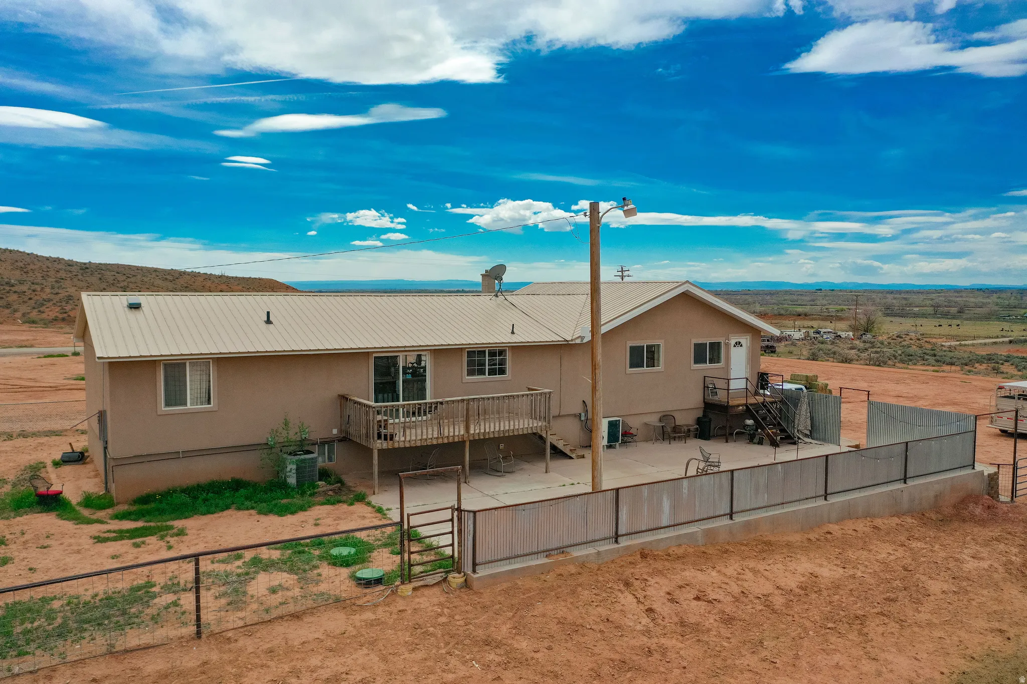 Wonderful deck & patio to see the valley!