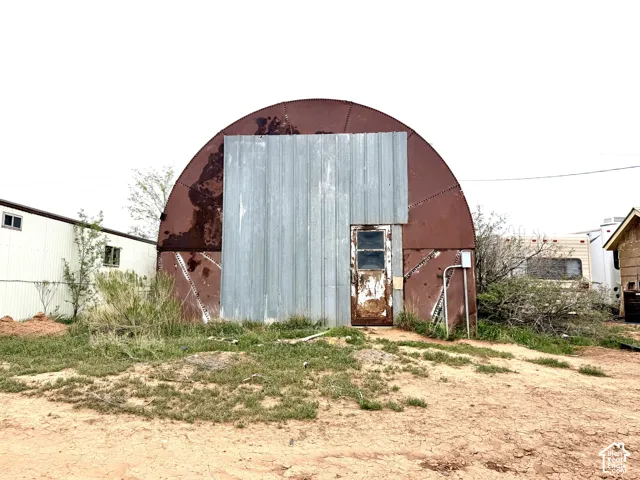Large Metal Shop ~ 22' x 40' ~ Large dbl doors on south side of shop