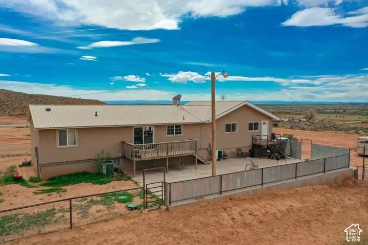 Wonderful deck & patio to see the valley!