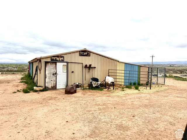 Saddle Shop & 8 Interior/Exterior Dog Kennels ~ 45' x 45'