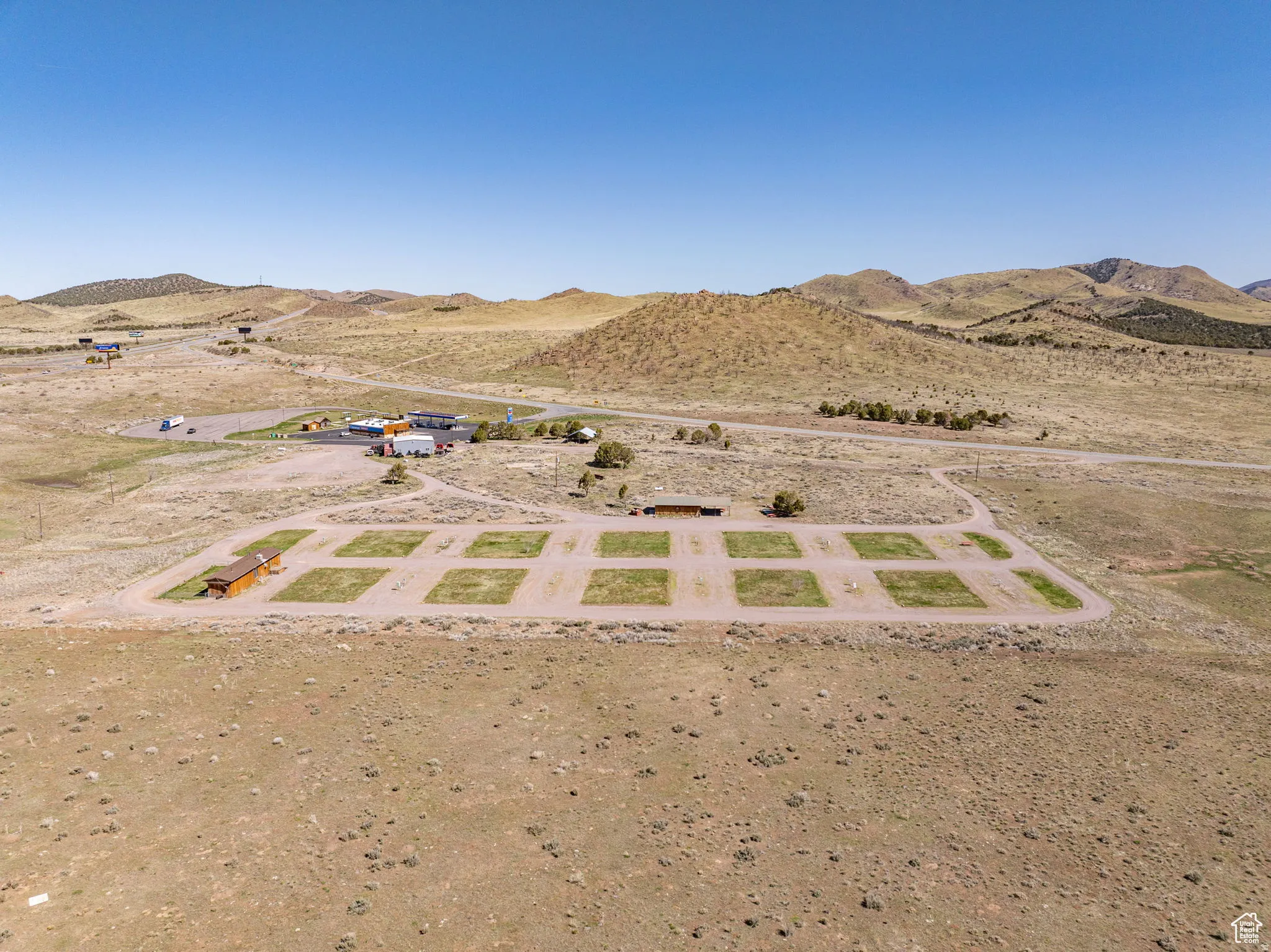 Overview of rural landscape featuring a desert landscape and mountains
