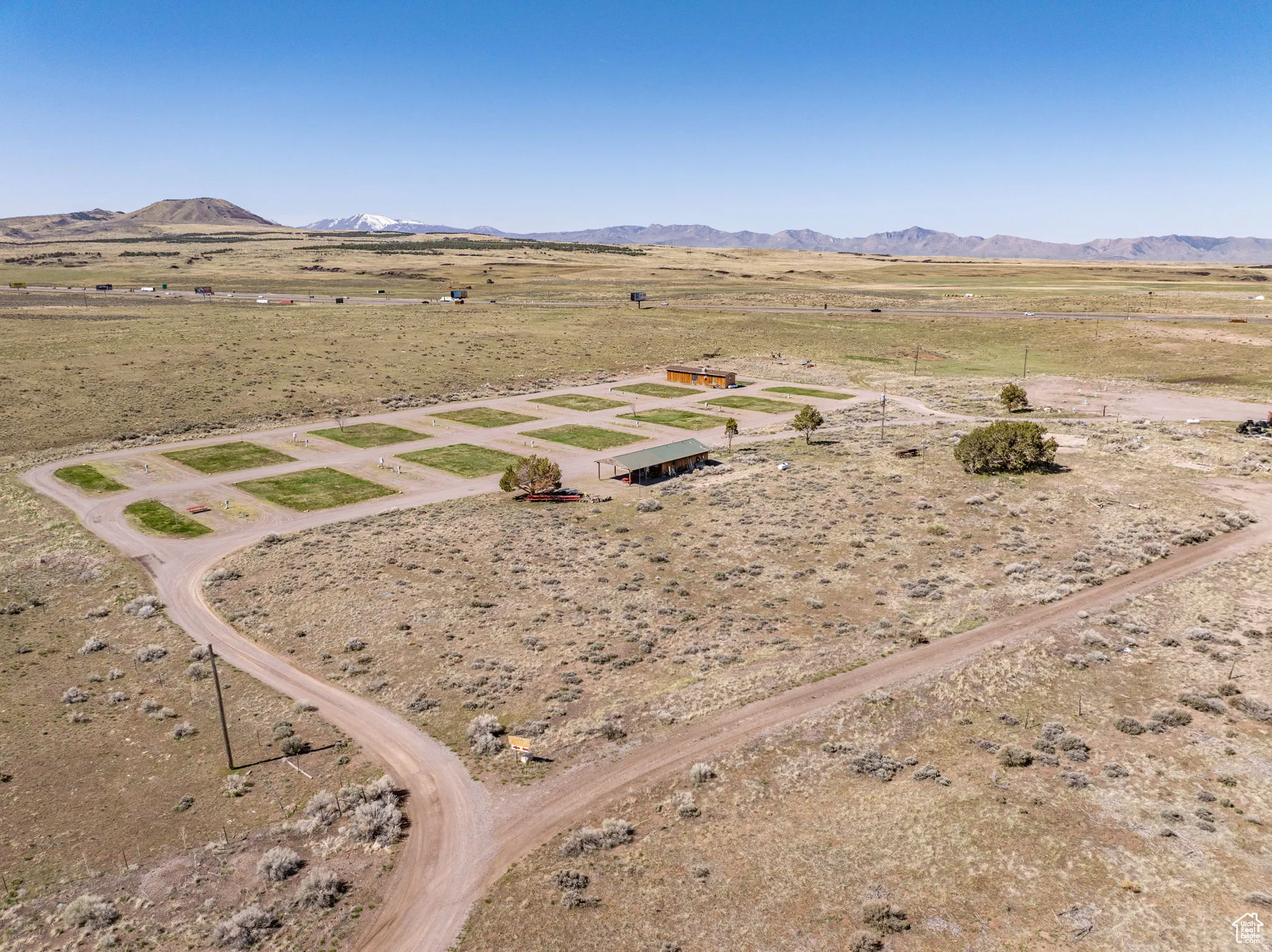 Overview of rural landscape featuring mountains and a desert landscape