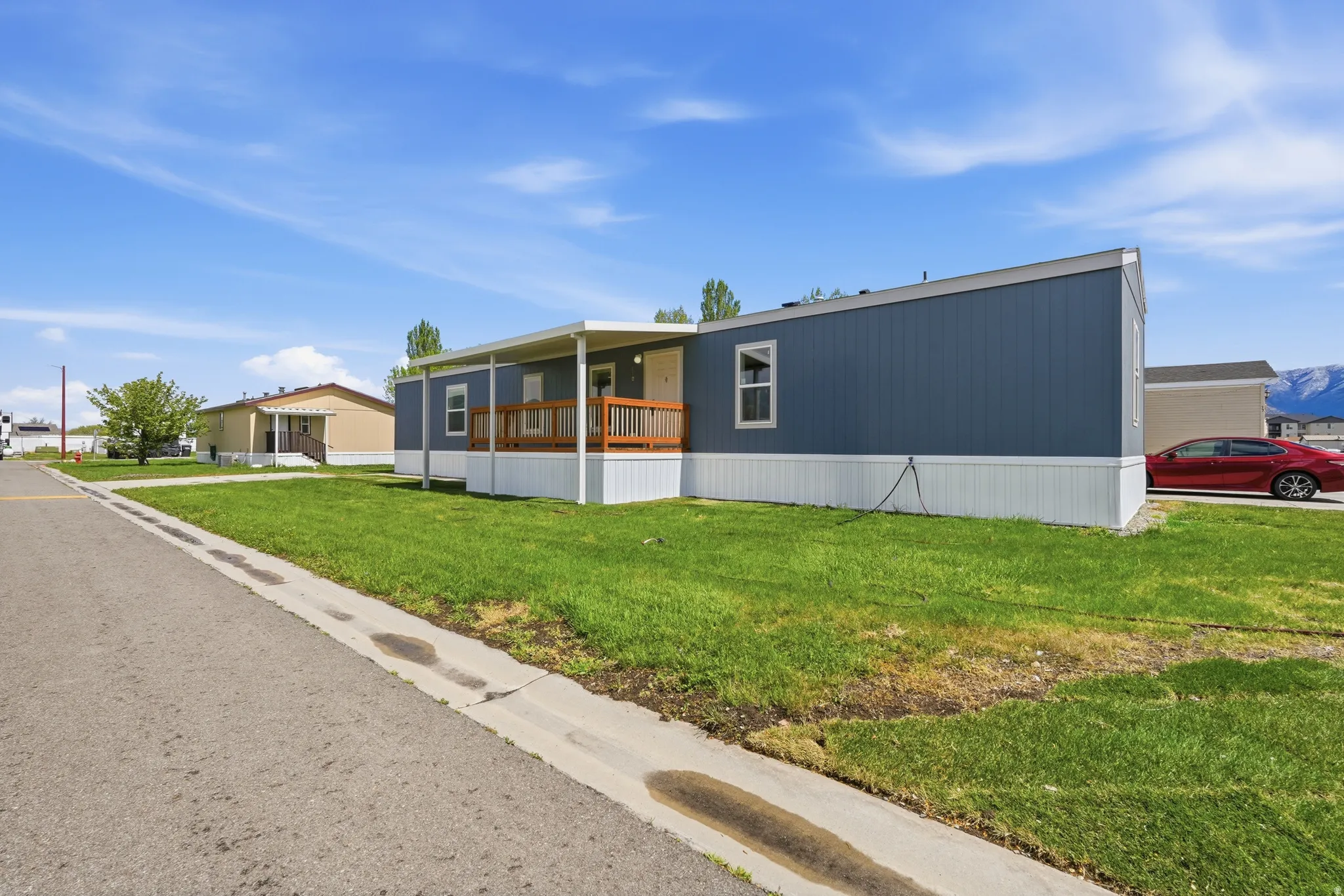 Manufactured / mobile home featuring a front yard and a porch