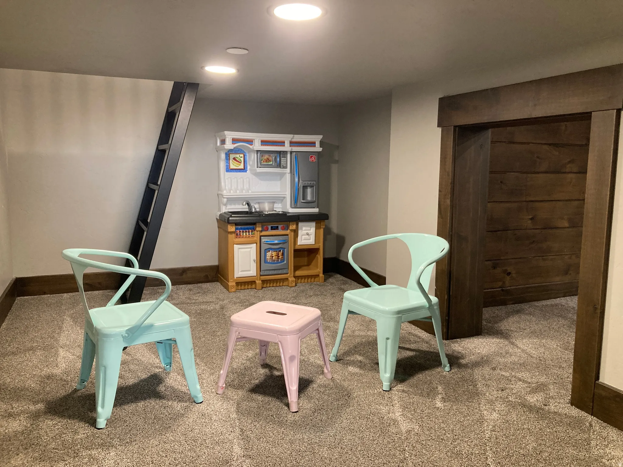 Sitting room featuring carpet flooring and recessed lighting