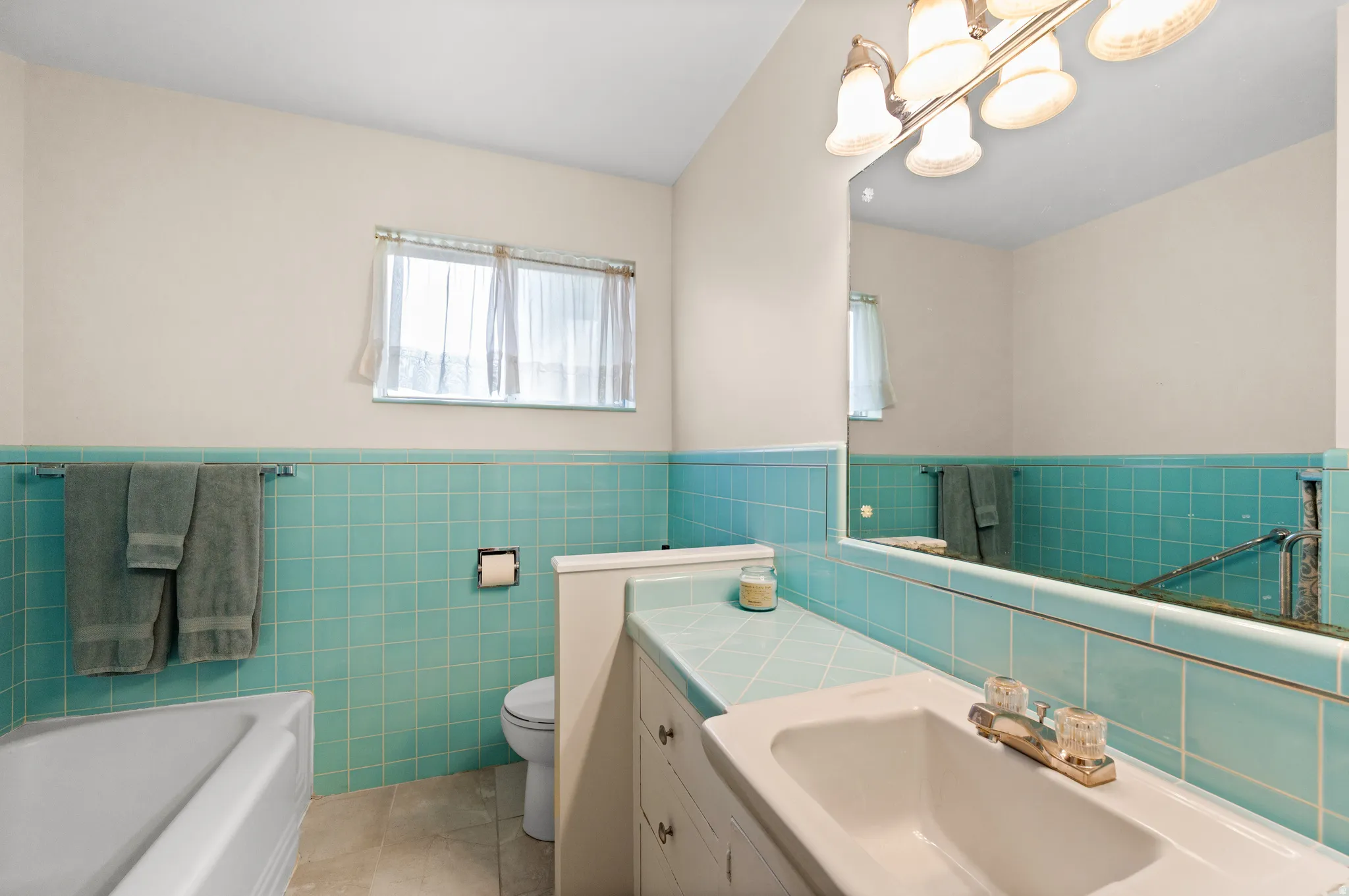 Main floor full bath with classic tile!