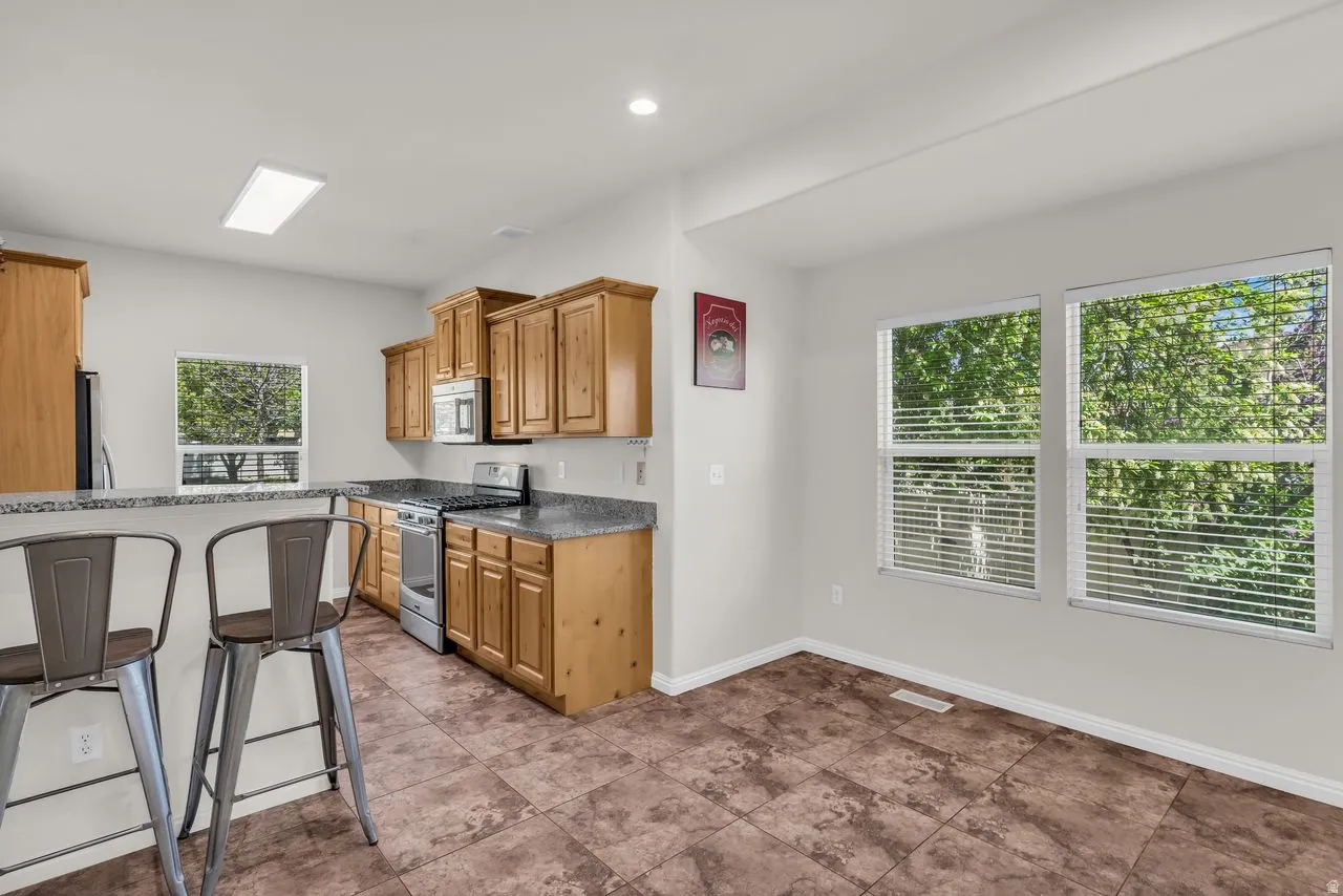 Breakfast bar and dining area