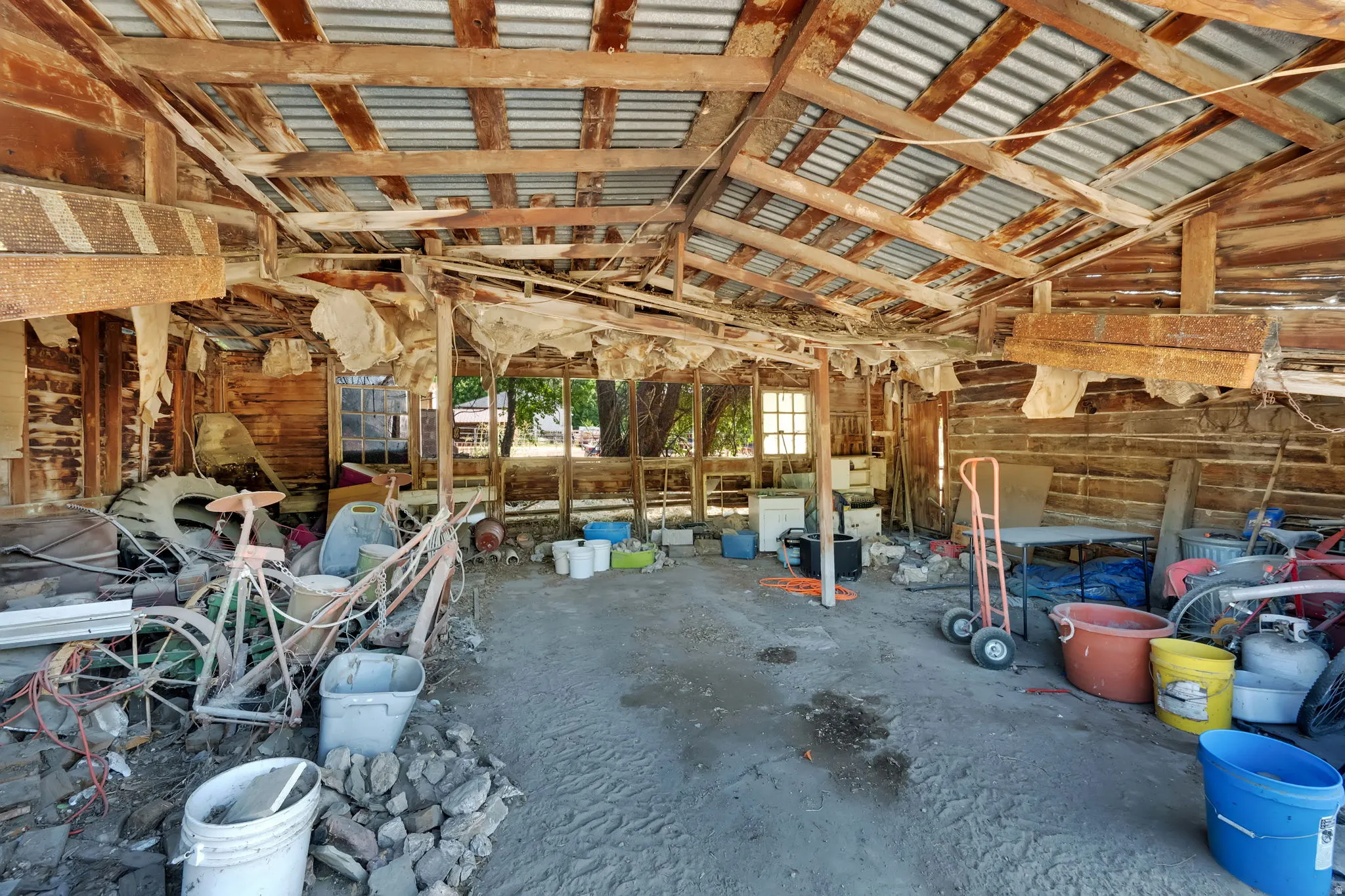Miscellaneous room featuring lofted ceiling