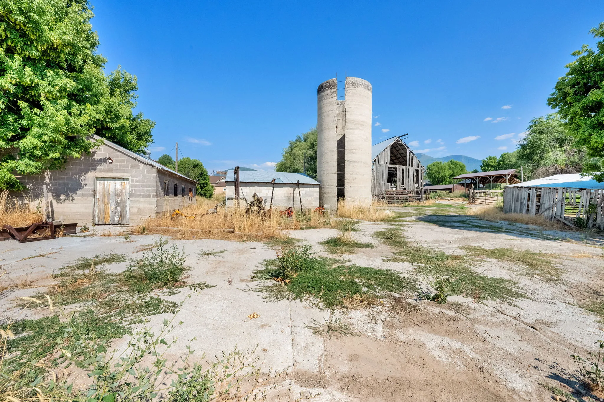View of yard featuring a mountain view