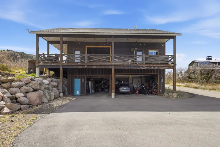 View of front of house with driveway