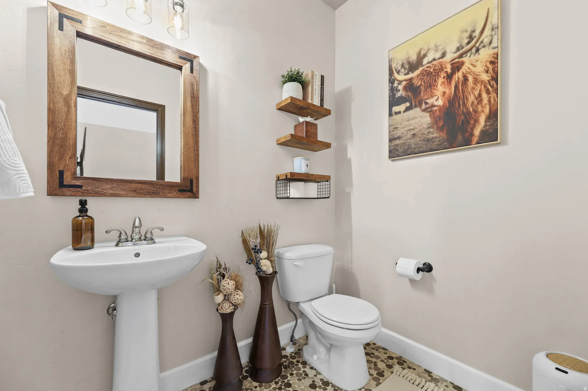 Guest bathroom on Mainfloor