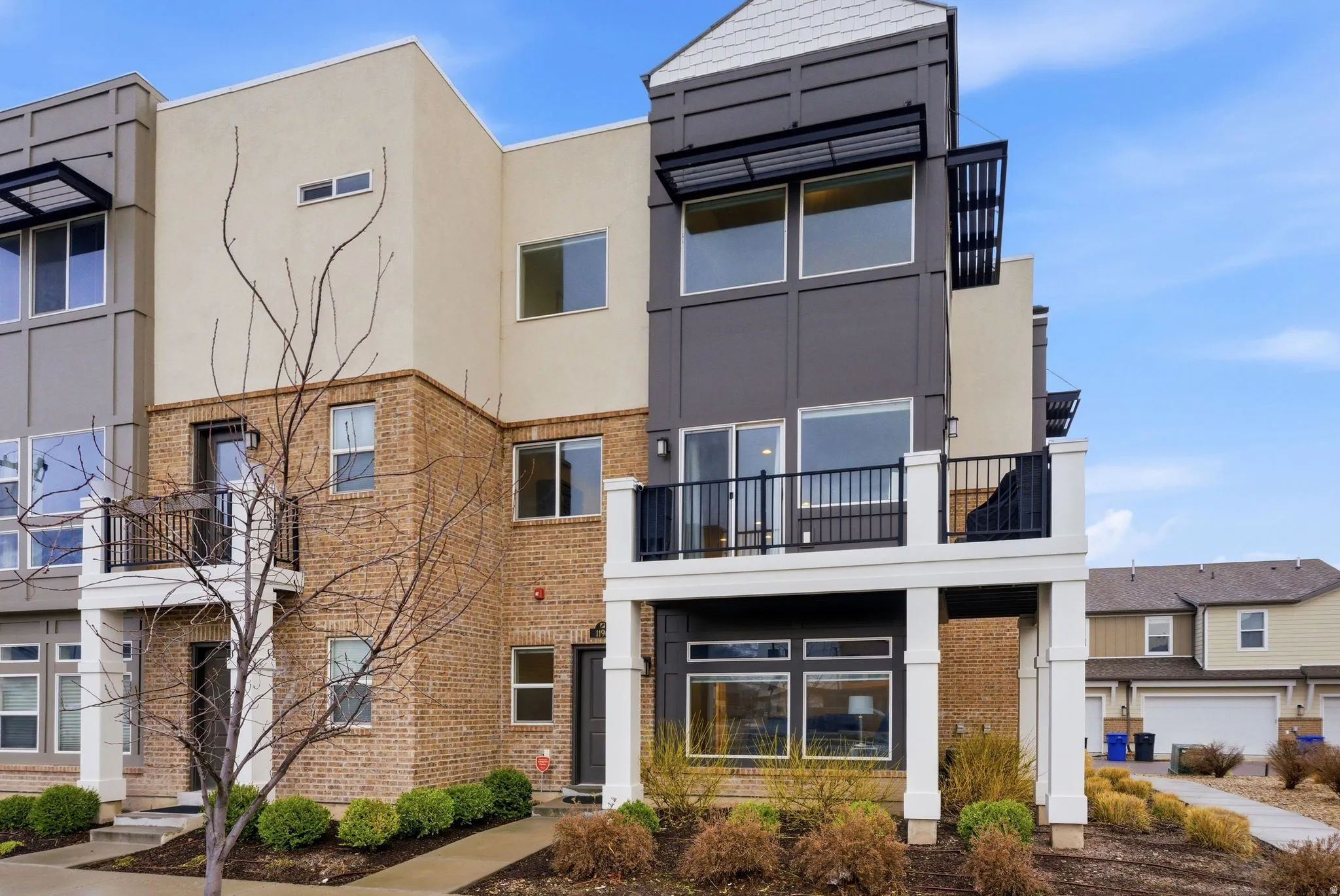 View of apartment building / complex