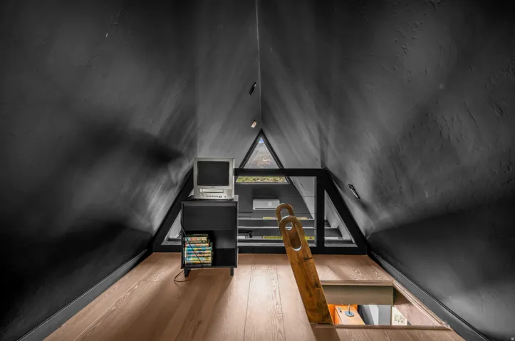 Recreation room with wood-type flooring