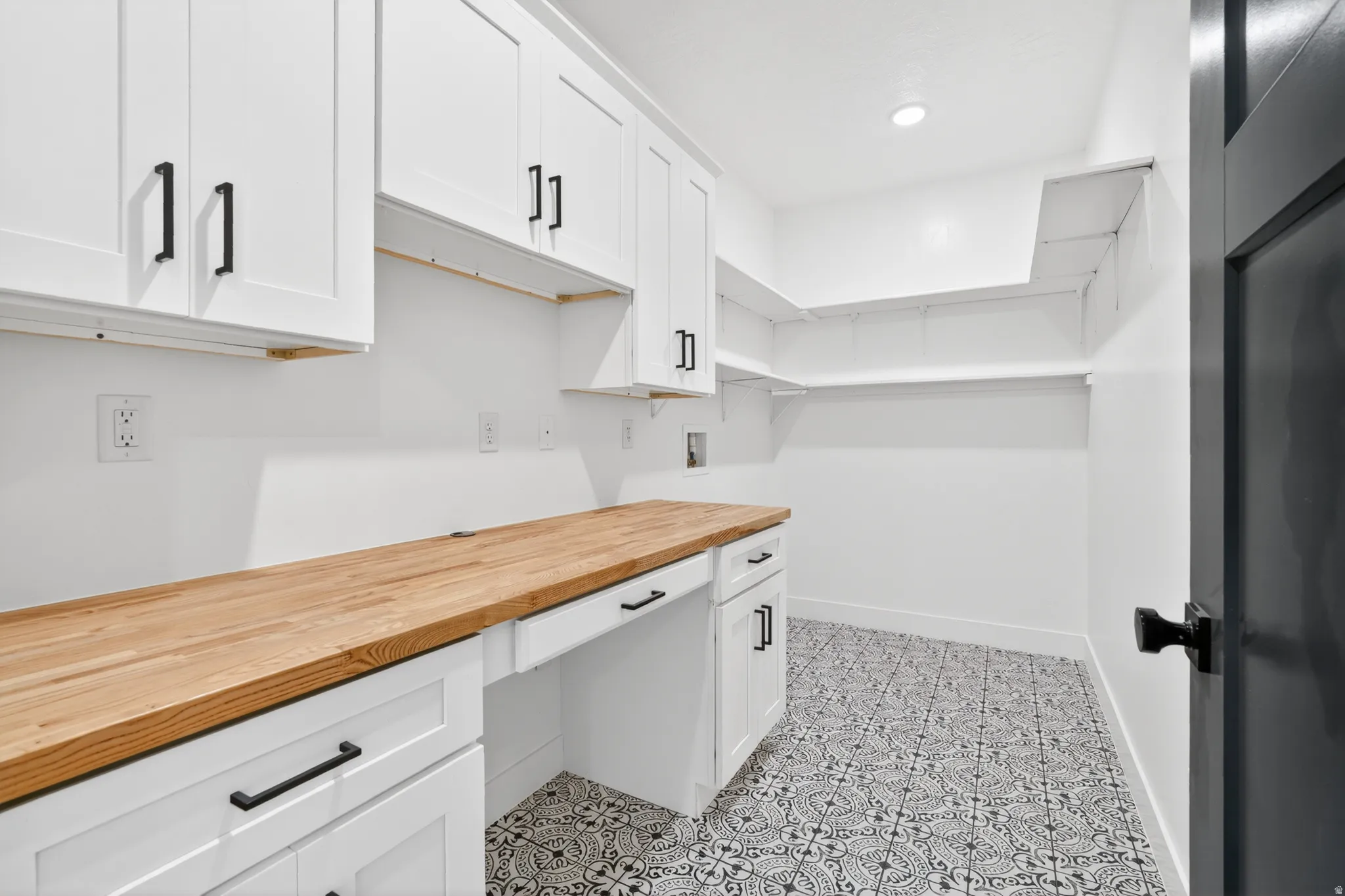 Laundry room with washer hookup and cabinet space