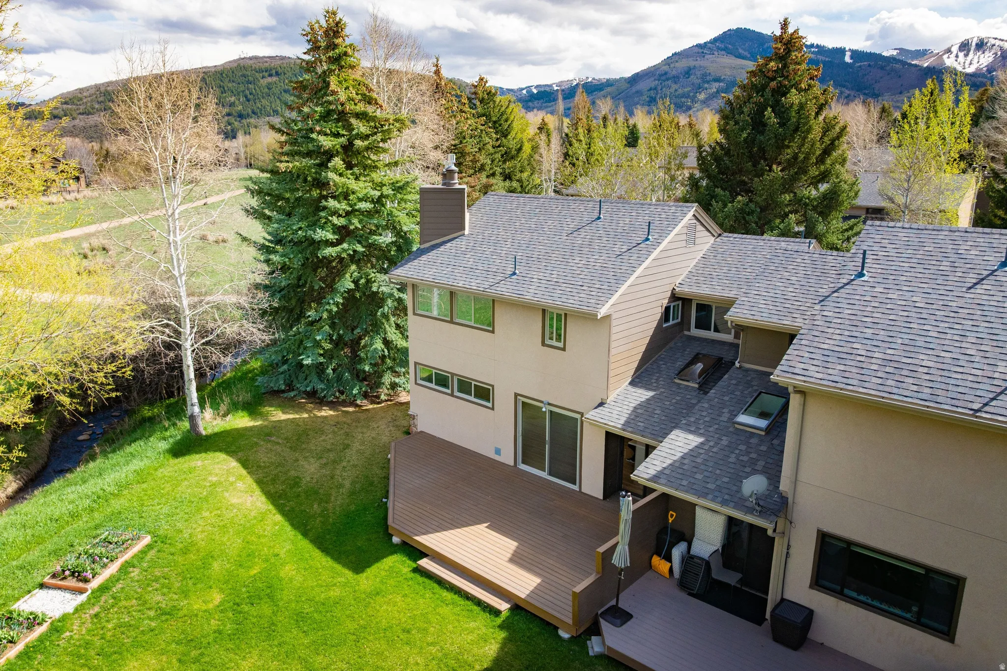 Aerial view of property and surrounding area featuring mountains