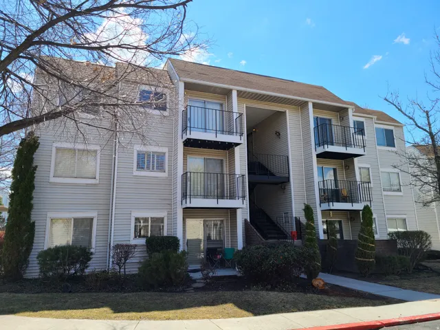 View of apartment building / complex