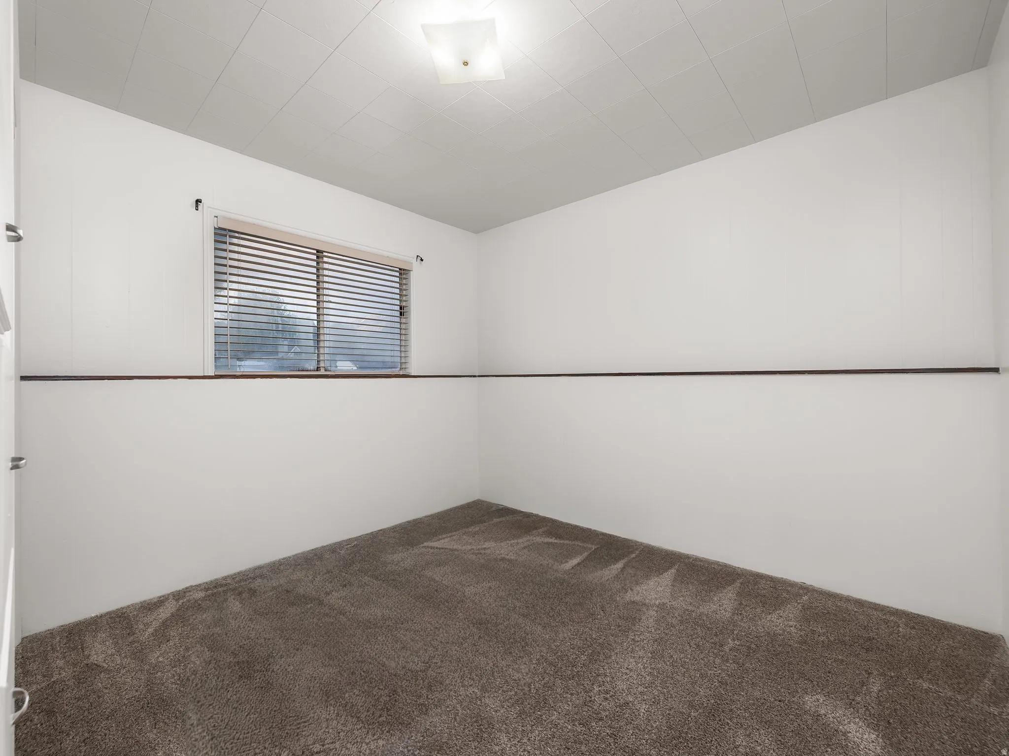 Unfurnished room with carpet flooring