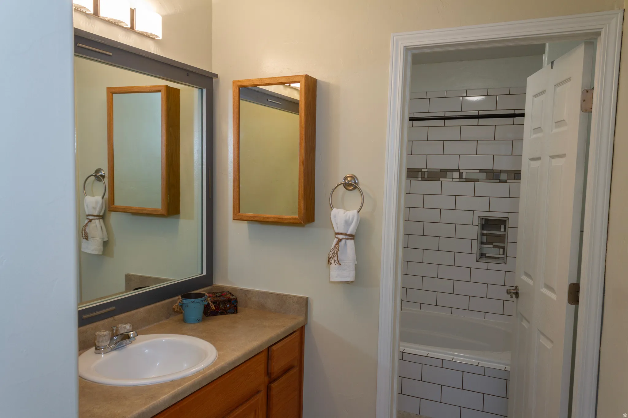 Bathroom with vanity and tiled shower / bath combo
