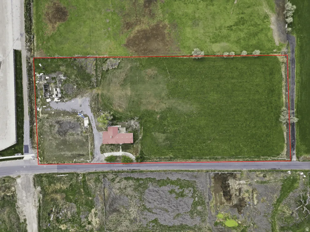 Aerial view of property and surrounding area with property boundaries highlighted