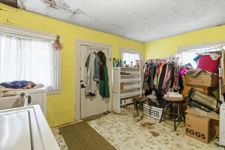 Miscellaneous room with washing machine and dryer