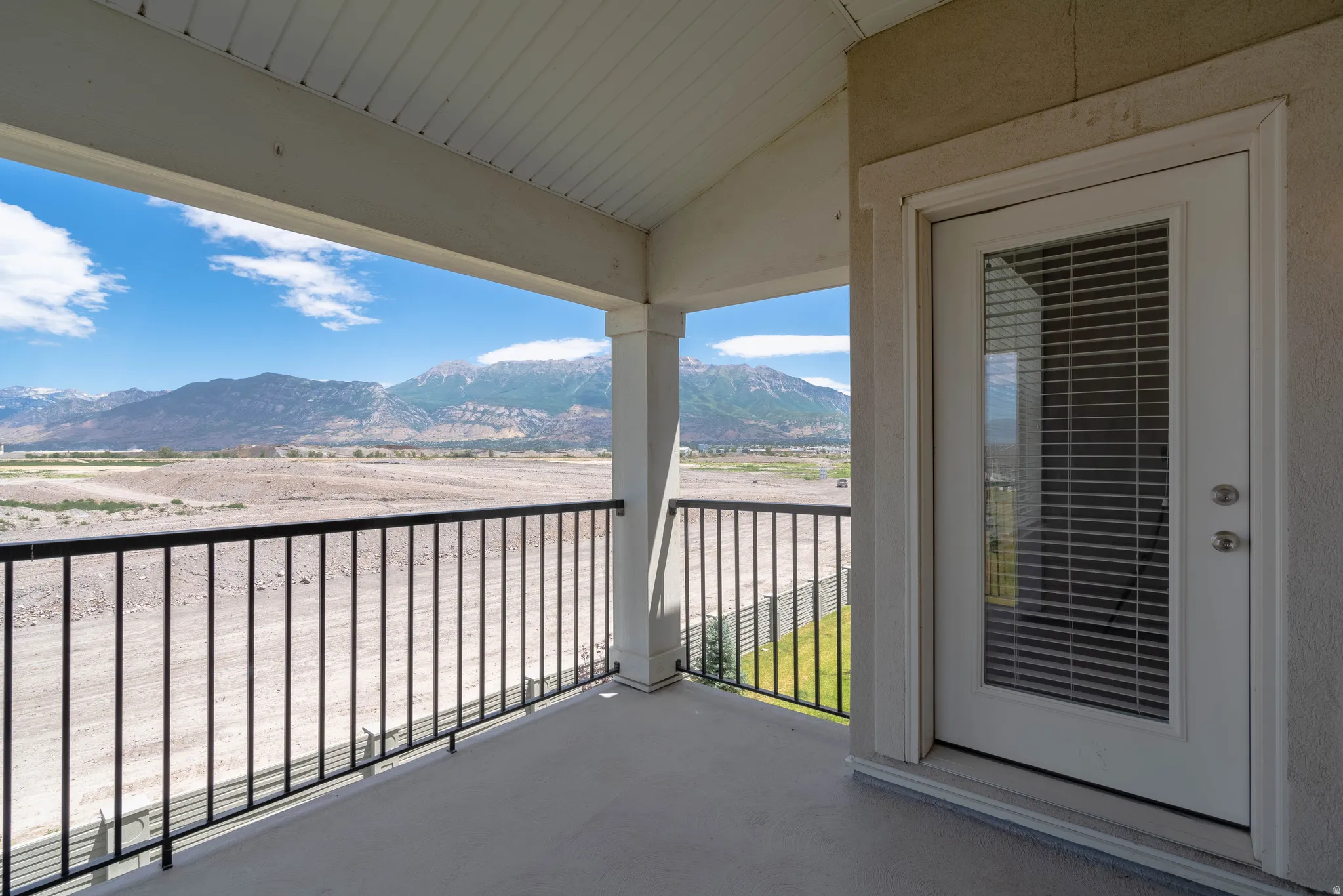 Balcony featuring a mountain view