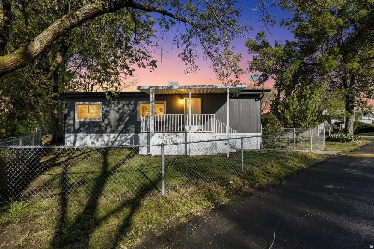 View of front facade featuring a fenced front yard