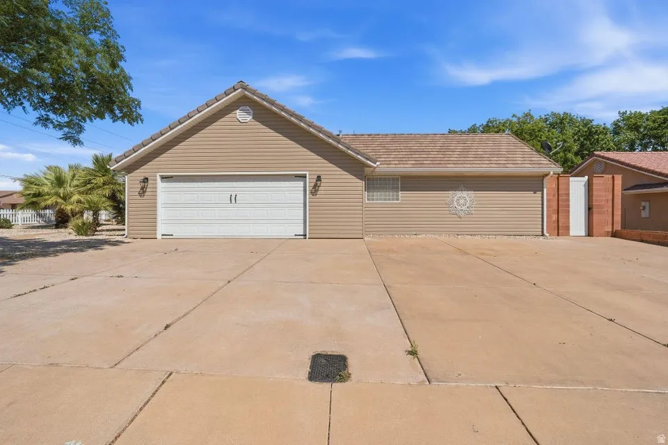 Ranch-style home featuring concrete driveway