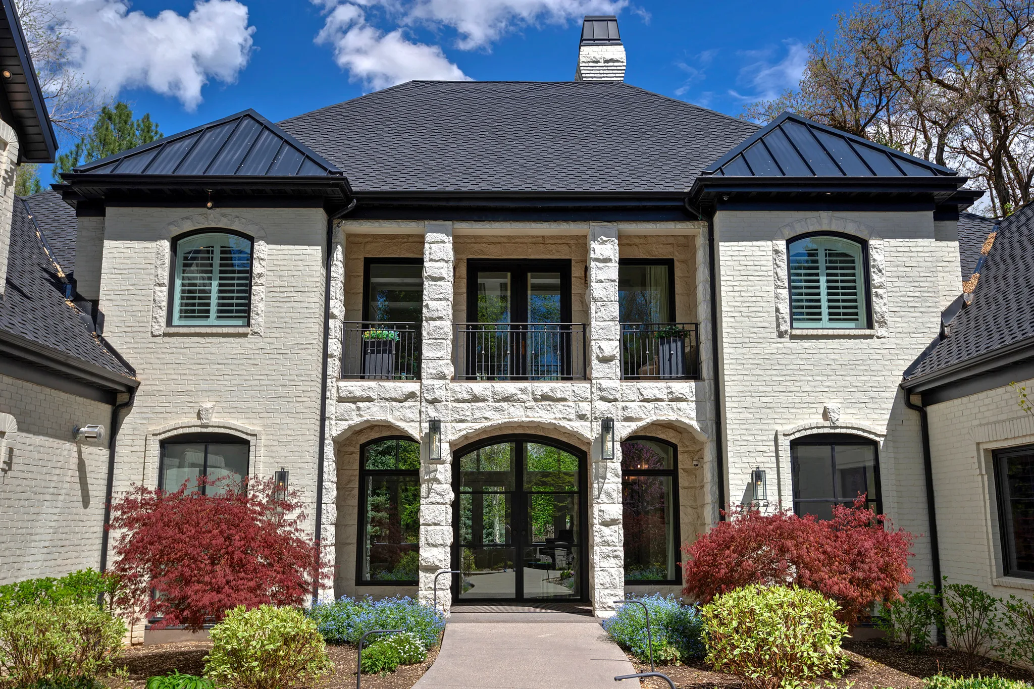 Grand entry with deck overlook and full paned glass to allow for natural lighting.