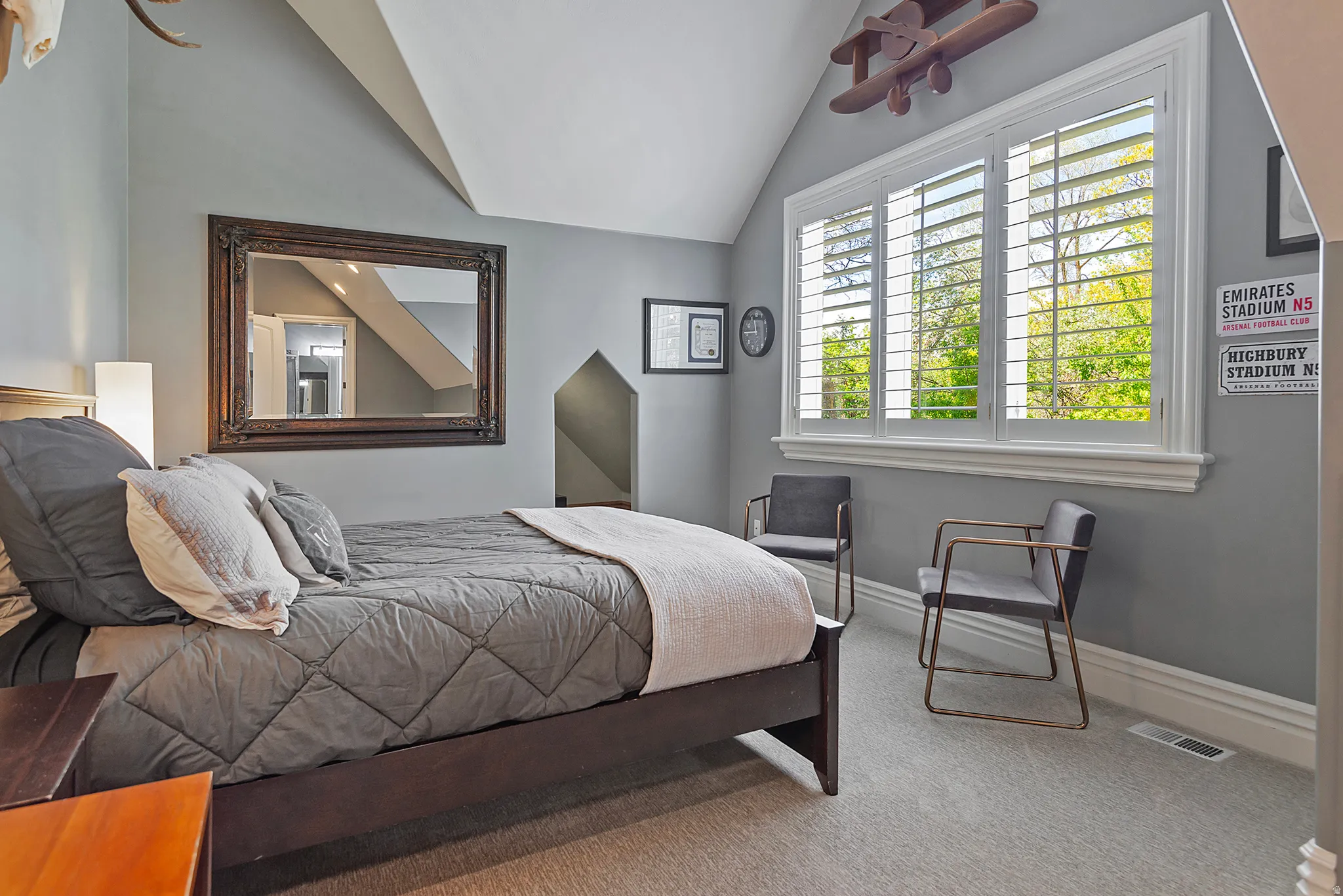 Charming bedroom with built in drawers, alcove for playing, walk in closet and en-suite bathroom