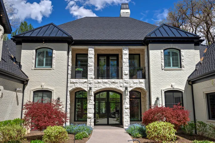 Grand entry with deck overlook and full paned glass to allow for natural lighting.