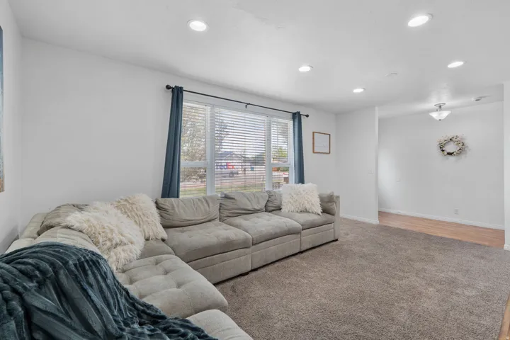 Living area featuring carpet and recessed lighting