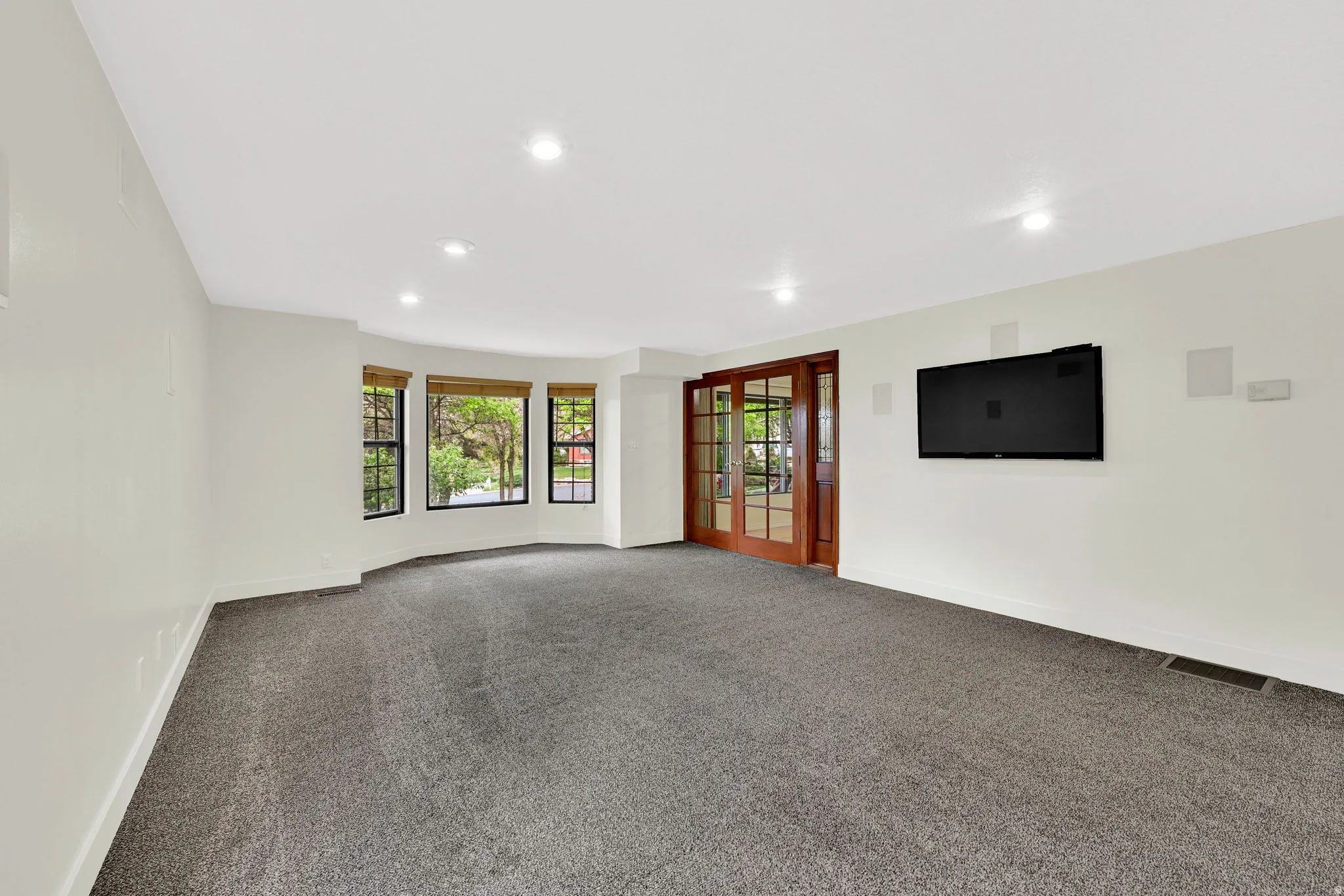 Carpeted spare room with recessed lighting and baseboards