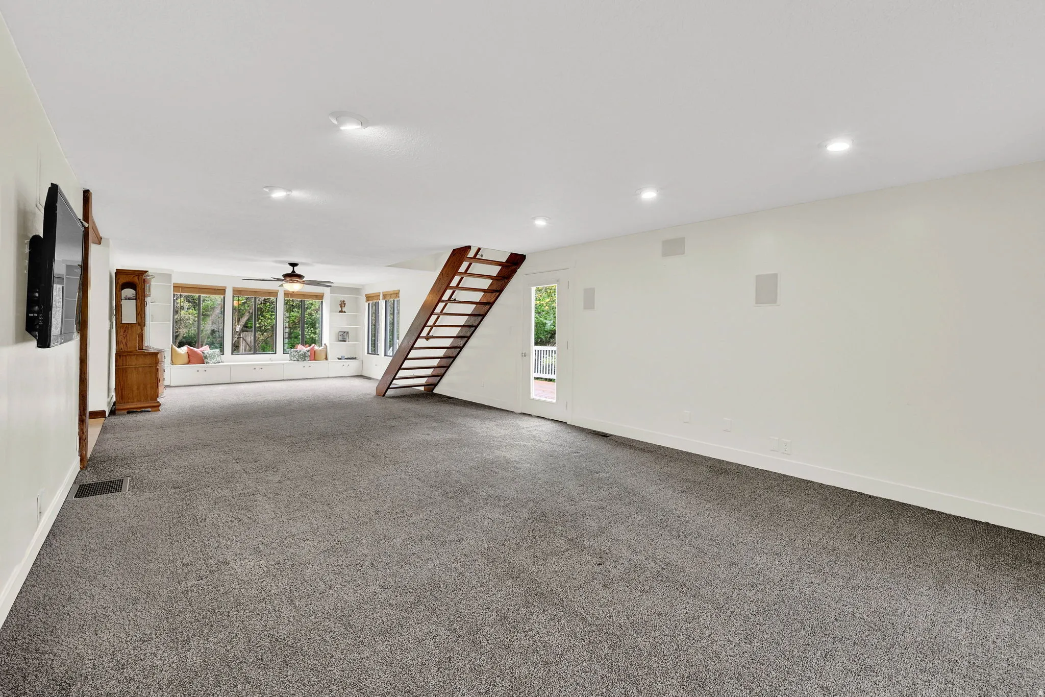 Below grade area featuring carpet, ceiling fan, and recessed lighting