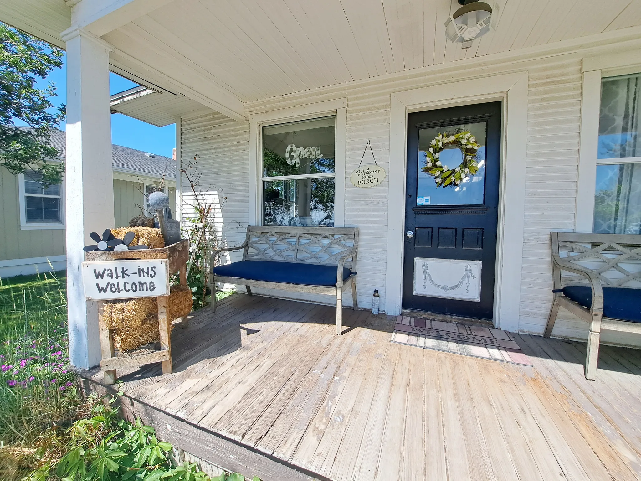 Entrance to property featuring a porch